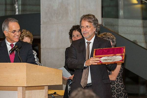 Mia Couto receiving the Neustadt feather. Photo by Vanesssa Rudloff.